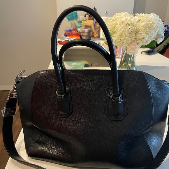 Givenchy Medium Antigona bag in grained leather - Picture 7 of 7